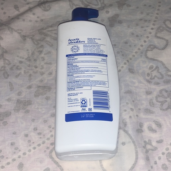 New Head & Shoulders Anti-Dandruff Shampoo with Vitamin E Classic Clean 38.8 oz - Picture 3 of 3